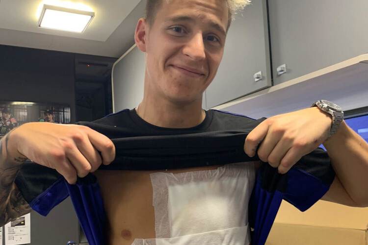 Fabio Quartararo: Dicke Pflaster am Oberkörper und Bauch