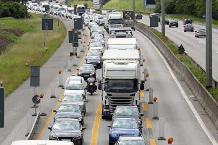 Oft geduldet, aber nicht legal: Mit dem Motorrad zwischen Autobahnkolonnen vorfahren