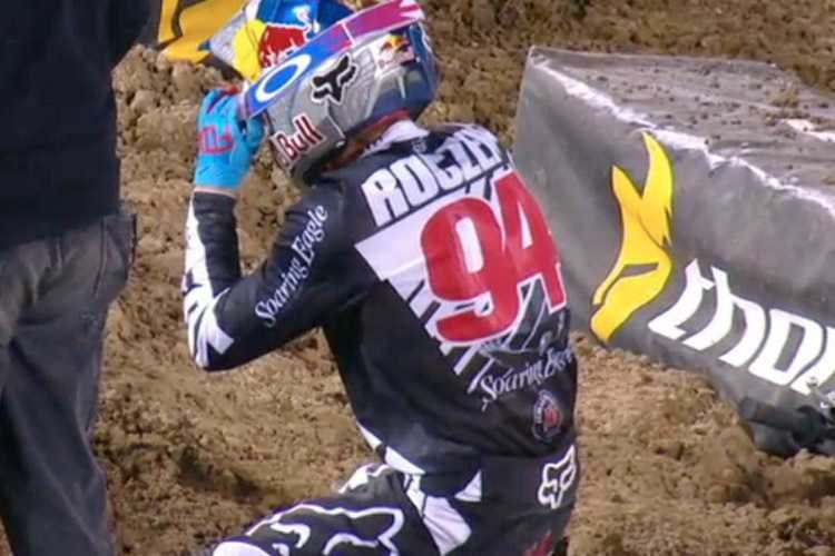Ken Roczen sammelt sich nach seinem Crash am Streckenrand