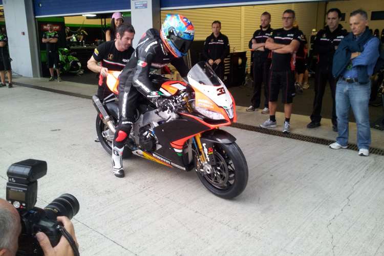 Jetzt geht es los: Marco Melandri erstmals auf der Aprilia RSV4