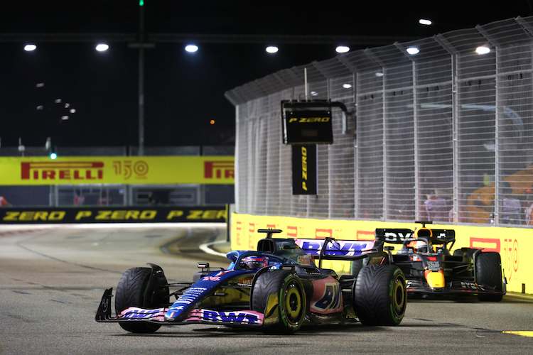 Fernando Alonso vor Max Verstappen