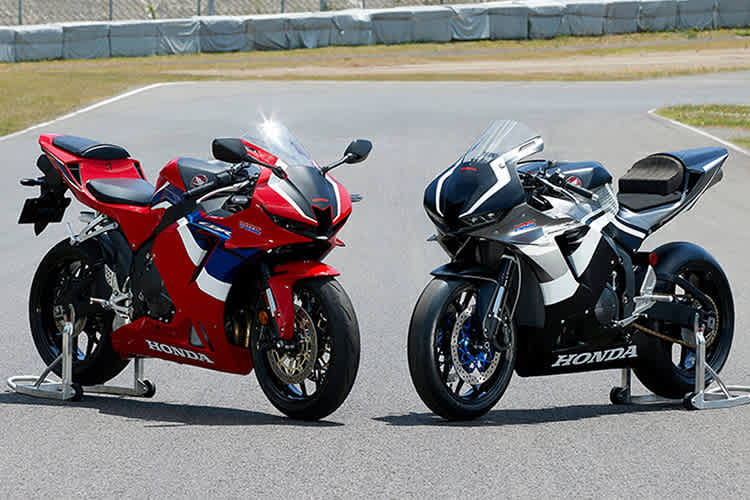 Die Serien- (li.) und Rennversion der neuen Honda CBR600RR
