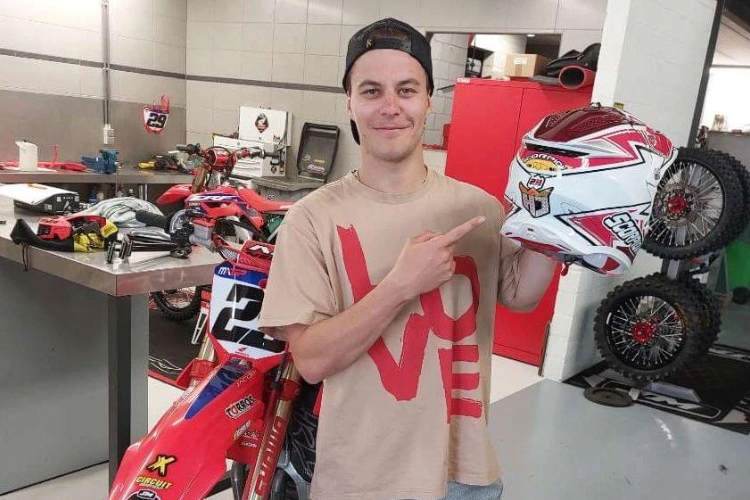 Henry Jacobi mit neuem Kopfschutz