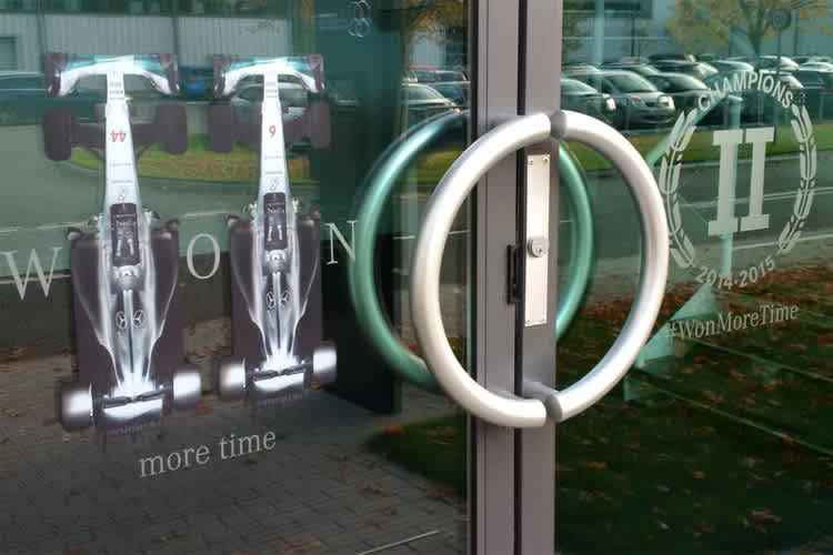 So schmückte Mercedes den Eingang des Rennwagenwerks in Brackley