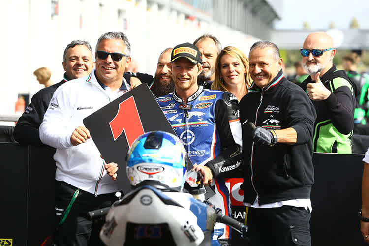 Teamchef Lucio Pedercini links neben Fahrer Kyle Smith