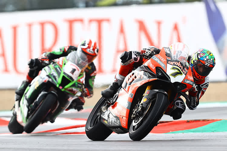 Chaz Davies vor Johnny Rea