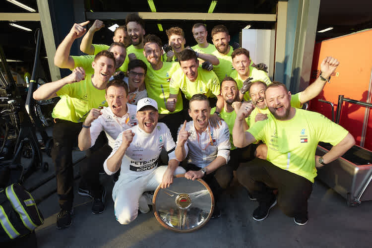 Valtteri Bottas nach dem Sieg in Australien 2019: Mit der Hand am Lenkrad – Riccardo Musconi