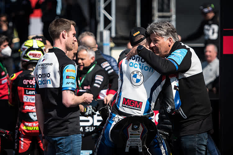 Teammanager Michael Galinski herzt Loris Baz nach Platz 6