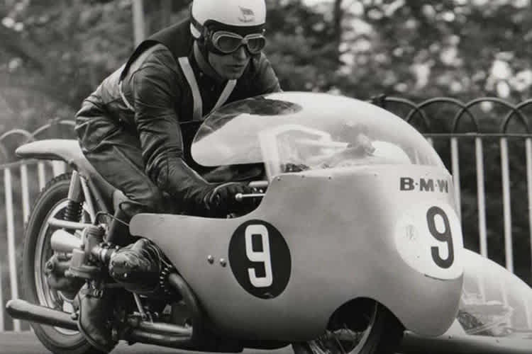 Colin Seeley mit einem BMW-Gespann auf der Insel Man