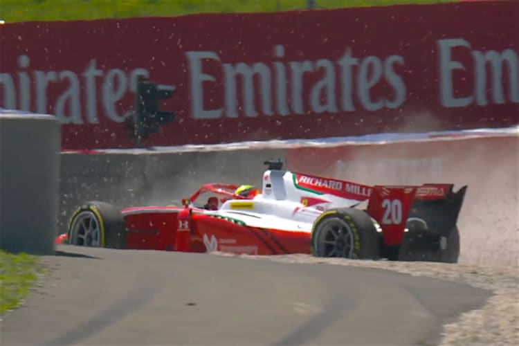 Mick Schumacher kommt von der Bahn ab