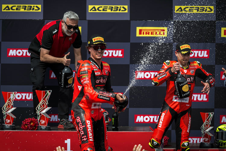 Ein Fest in Rot (v.l.): Ducati-Sportdirektor Mauro Grassilli, Sieger Nicolo Bulega und der drittplatzierte Alvaro Bautista