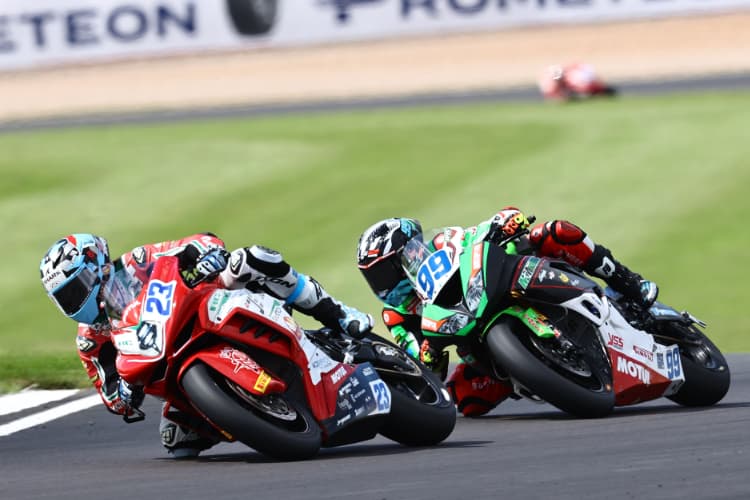 Marcel Schrötter vor Adrian Huertas