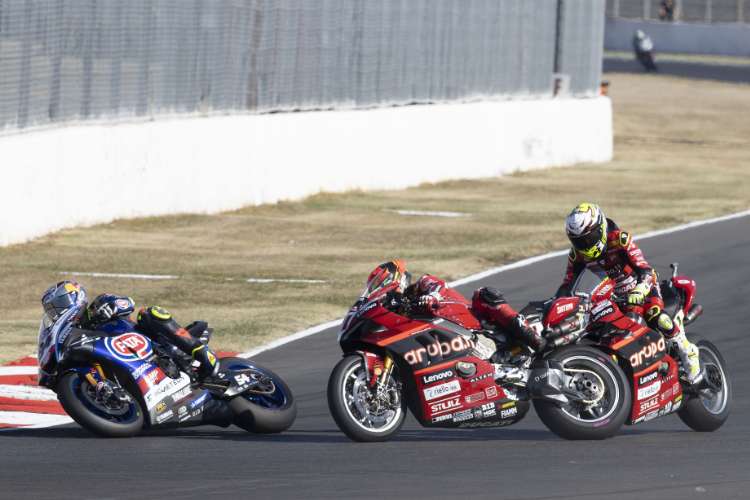 Alvaro Bautista torpedierte Michael Rinaldi, links Toprak Razgatlioglu