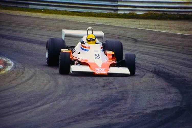 Wer ist das? Mit welchem Auto ist er unterwegs, in welcher Rennserie und in welchem Jahr?