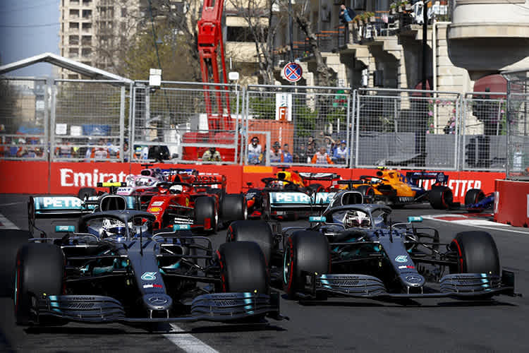 Bottas (links) gegen Hamilton in Runde 1