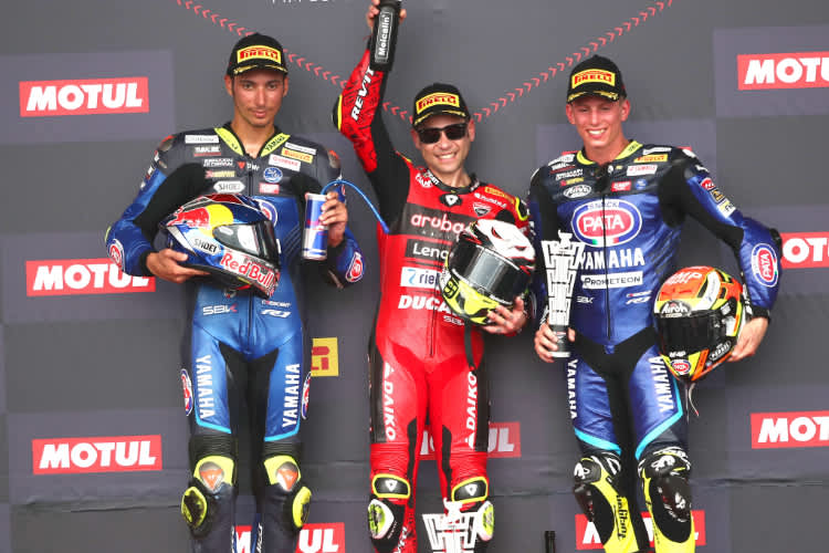 Alvaro Bautista eingerahmt von Razgatlioglu (li.) und Locatelli (re.)