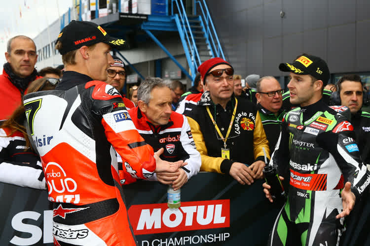 Nach der Superpole in Assen: Hitzige Diskussion zwsichen Chaz Davies (li.) und Jonathan Rea
