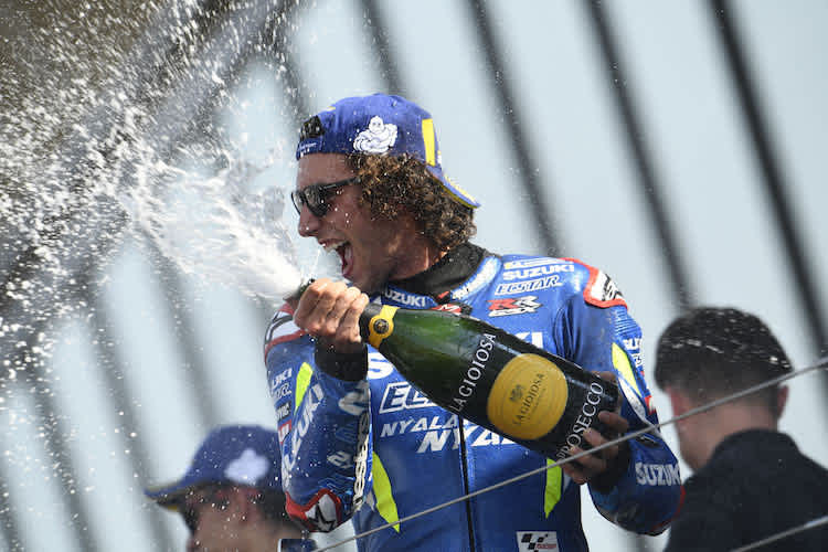 Alex Rins freute sich ausgelassen über seinen knappen Sieg