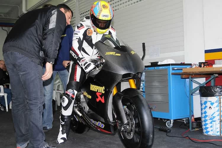 Roby Rolfo rollt mit der Suter-MMX aus der Box