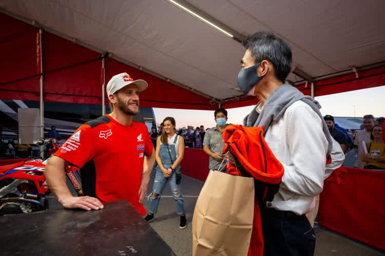 Ken Roczen spricht mit dem Honda-Präsidenten Noriya Kaihara