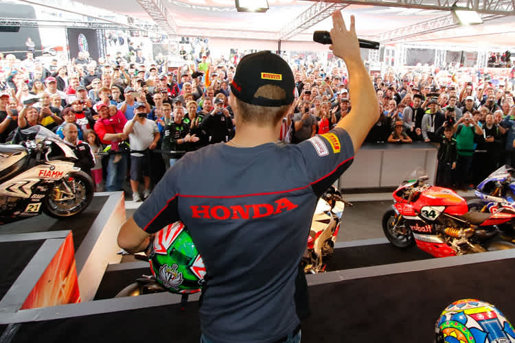 Die Paddock-Show zieht immer viele Fans