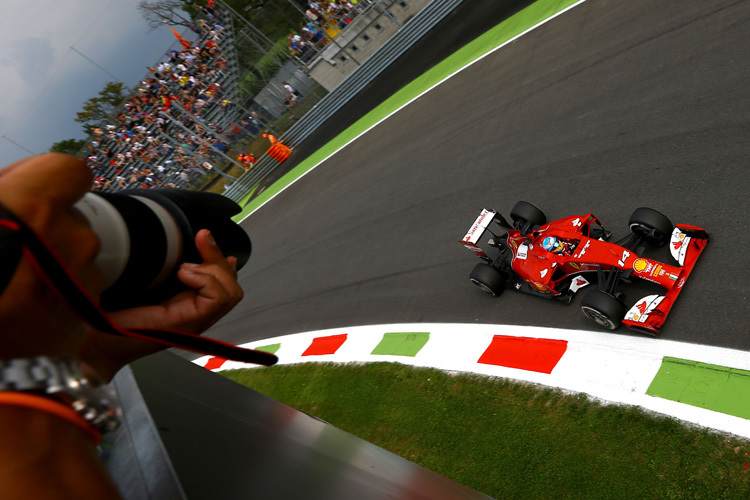 Fernando Alonso unter genauer Beobachtung