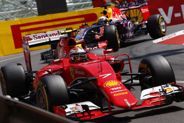 Das wollen die Fans sehen: Packende Duelle wie hier zwischen Kimi Räikkönen (Ferrari) und Daniel Ricciardo (Red Bull Racing)