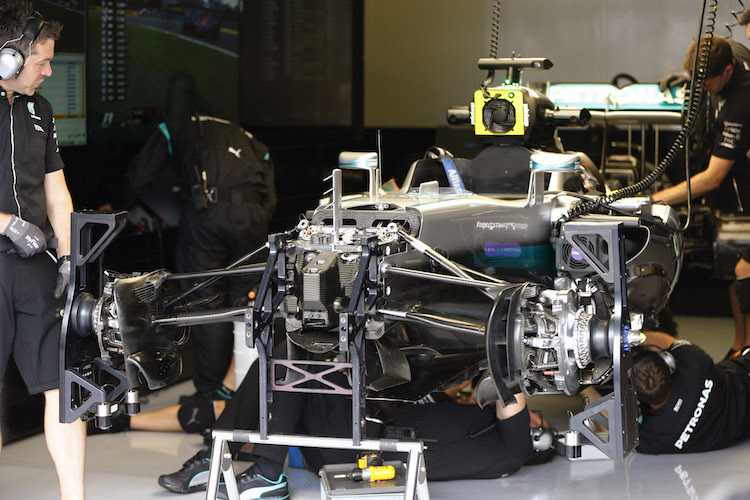 Arbeit am Unfallwagen von Lewis Hamilton