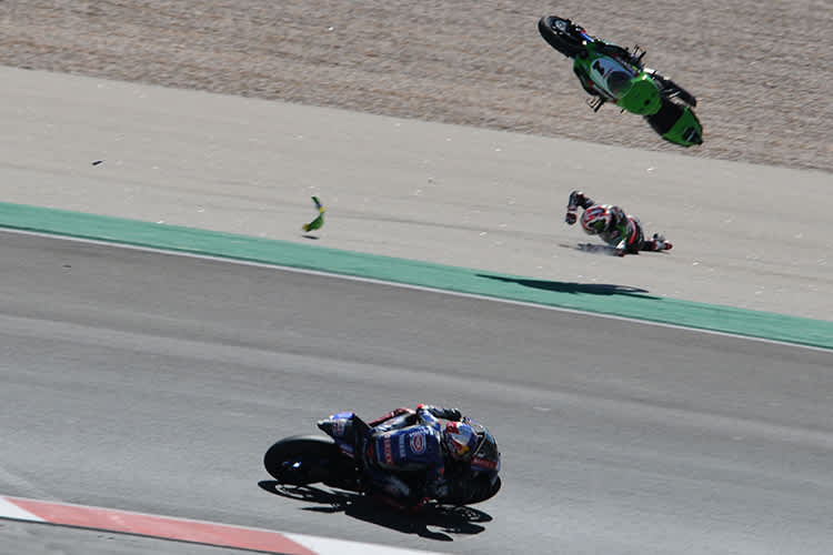 Toprak Razgatlioglu – im Hintergrund fliegt Johnny Rea