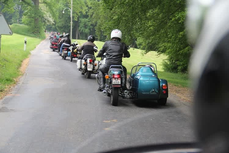 Aus der Fahrerperspektive: Motorradgespanne bis zum Horizont auf dem Rideout des 26. Love Ride Switzerland 