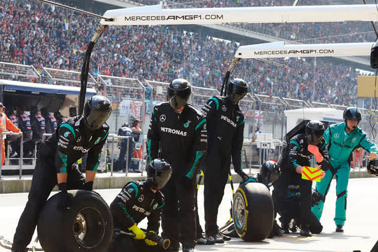 Die flinke Mercedes-Truppe wartet auf das Auto