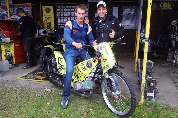 Markus Reiterberger auf dem Sandbahn-Motorrad von Martin Smolinski