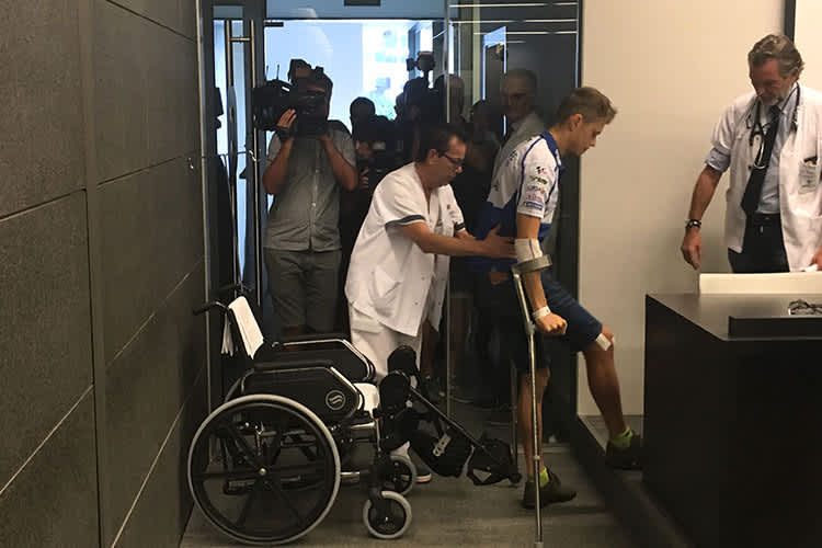 Tito Rabat kann bereits einige Meter auf Krücken laufen