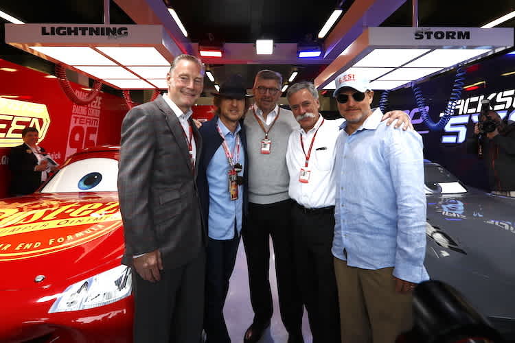 Sean Bratches (links), Schauspieler Owen Wilson, Ross Brawn, Chase Carey und Woody Harrelson in Silverstone