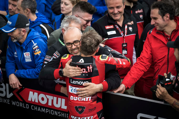 Aruba-Chef Stefano Cecconi herzt Alvaro Bautista