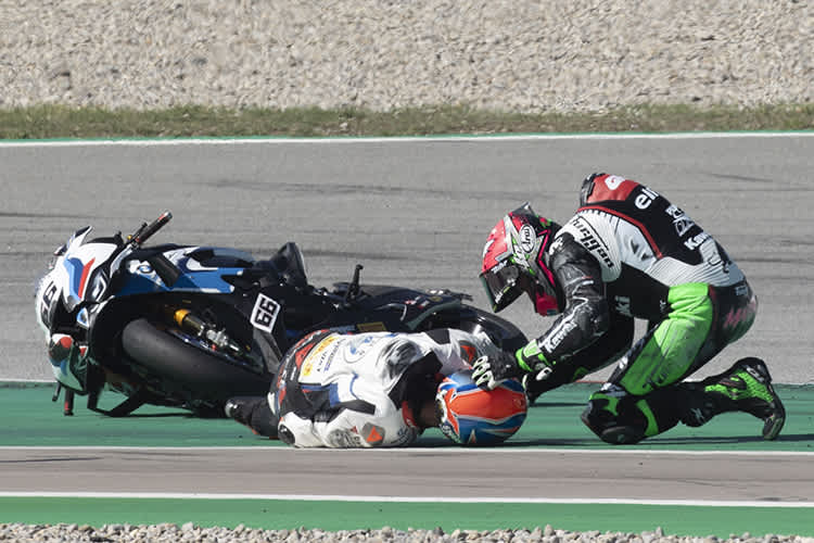 Lucas Mahias schaut nach dem ohnmächtigen Tom Sykes