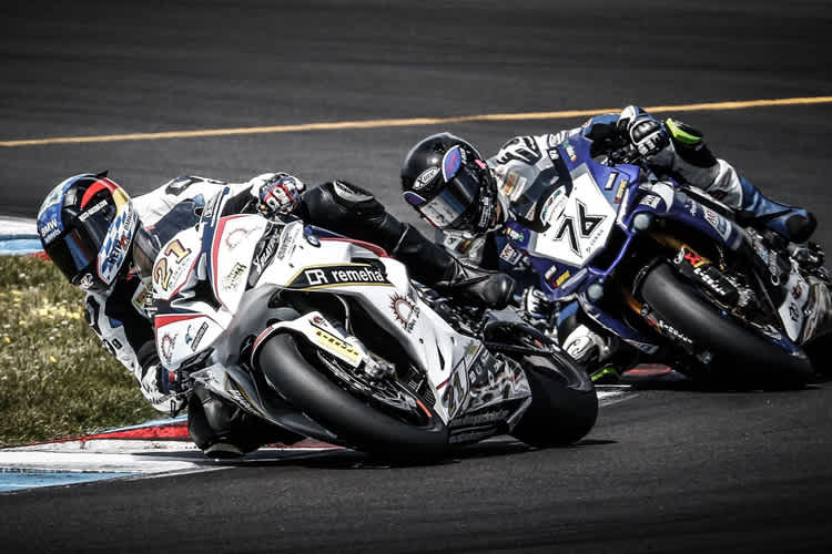 Den ehemaligen WM-Piloten Max Neukirchner (76) hat Markus Reiterberger (21) in der IDM im Griff