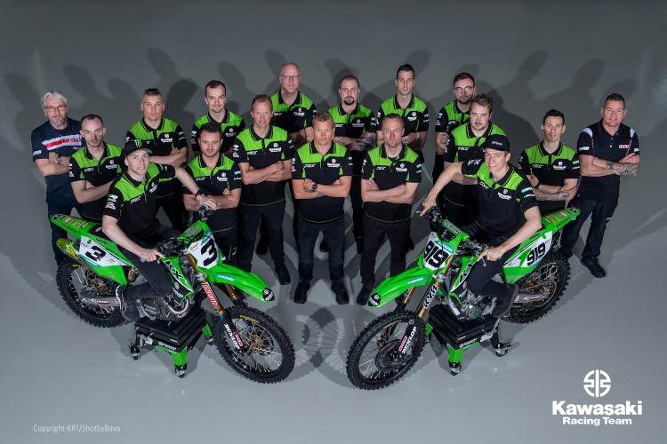 Kimi Räikkönen (Mitte) umgeben von seiner MXGP-Truppe