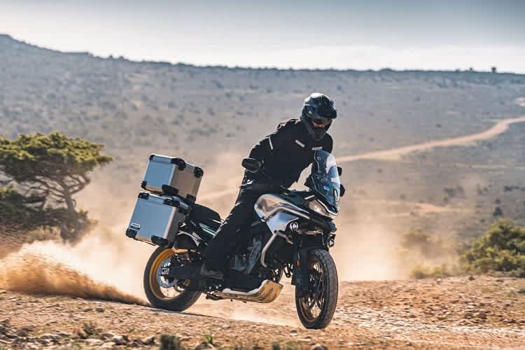 Die in China gefertigte CFMoto 800MT wird in England und Irland von KTM UK importiert und vertrieben