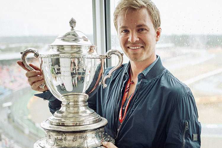 Nico Rosberg mit der Siegertrophäe von Hockenheim