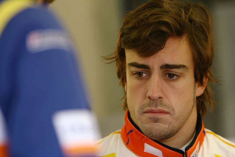 Fernando Alonsos kritischer Blick im Bezug auf die Änderung