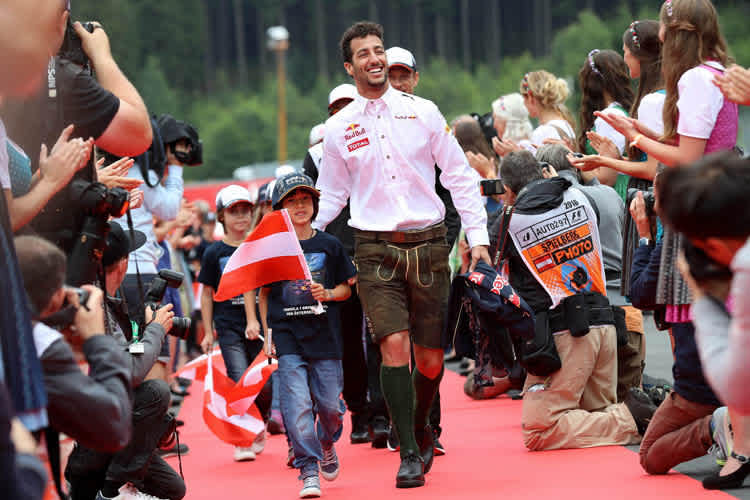 Daniel Ricciardo freute sich über seinen kleinen Begleiter