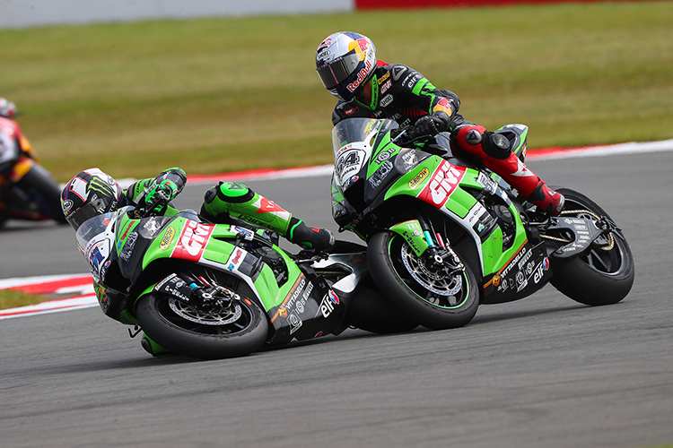 Leon Haslam (li.) gegen Teamkollege Toprak Razgatlioglu