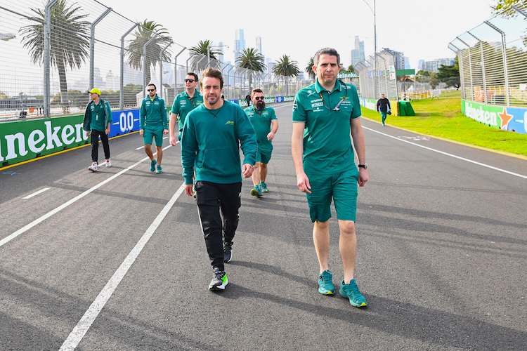 Fernando Alonso bei der Pistenbesichtigung in Australien