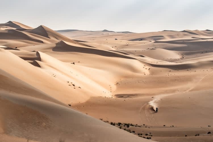Ein Traum, der wahr werden kann: Auf der KTM 450 Rally Replica durch unendliche Weiten surfen