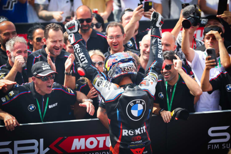 Toprak Razgatlioglu feierte mit dem BMW-Team