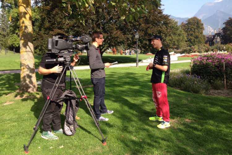 Domi Aegerter beim TV-Interview in der Reha-Klinik