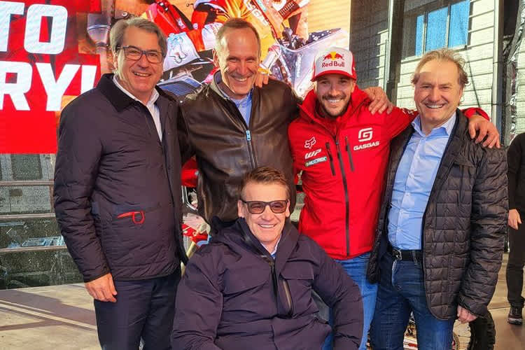 Stefan Pierer, Heinz Kinigadner, Sam Sunderland, Hubert Trunkenpolz (vl.) und vorne Pit Beirer