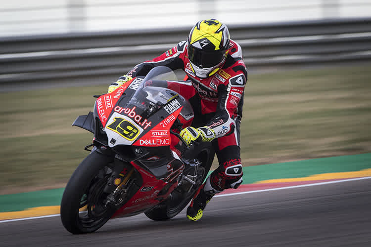 Alvaro Bautista driftet in jede Kurve hinein