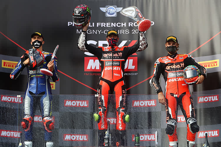 Ein seltenes Bild: Siegerehrung ohne Johnny Rea, dafür mit Loris Baz, Scott Redding und Chaz Davies (v.l.)